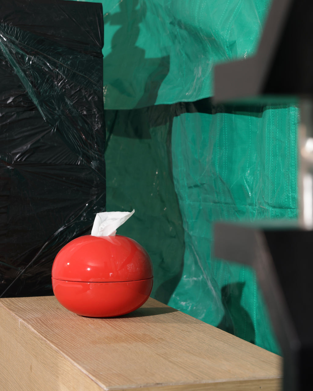 The Ovoid Keeper / red lacquer