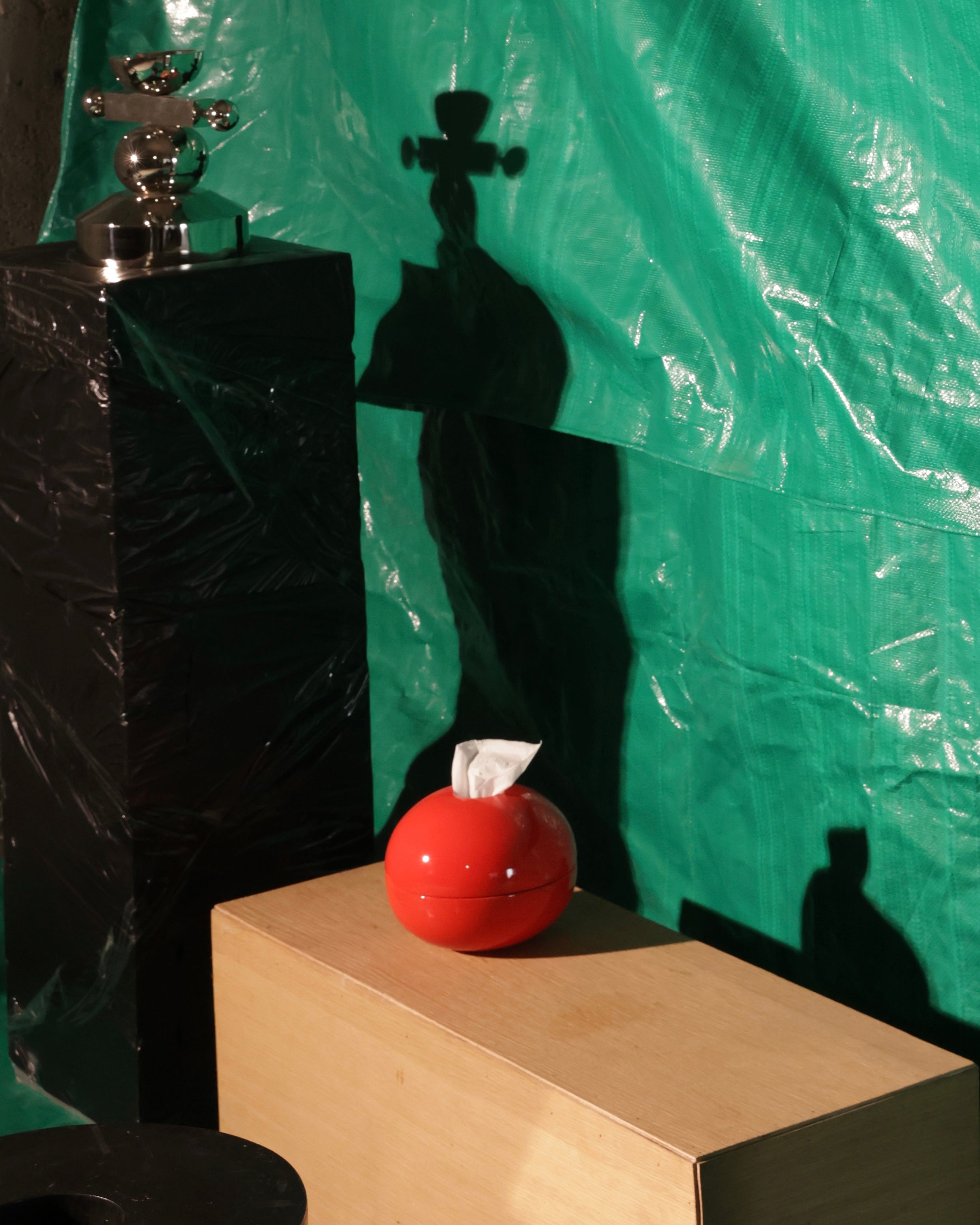 The Ovoid Keeper / red lacquer