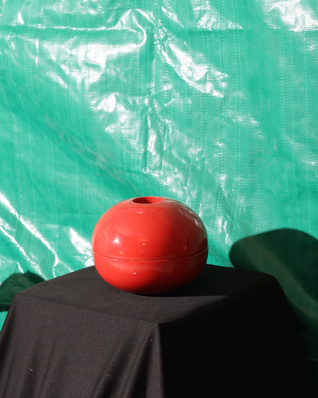 The Ovoid Keeper / red lacquer