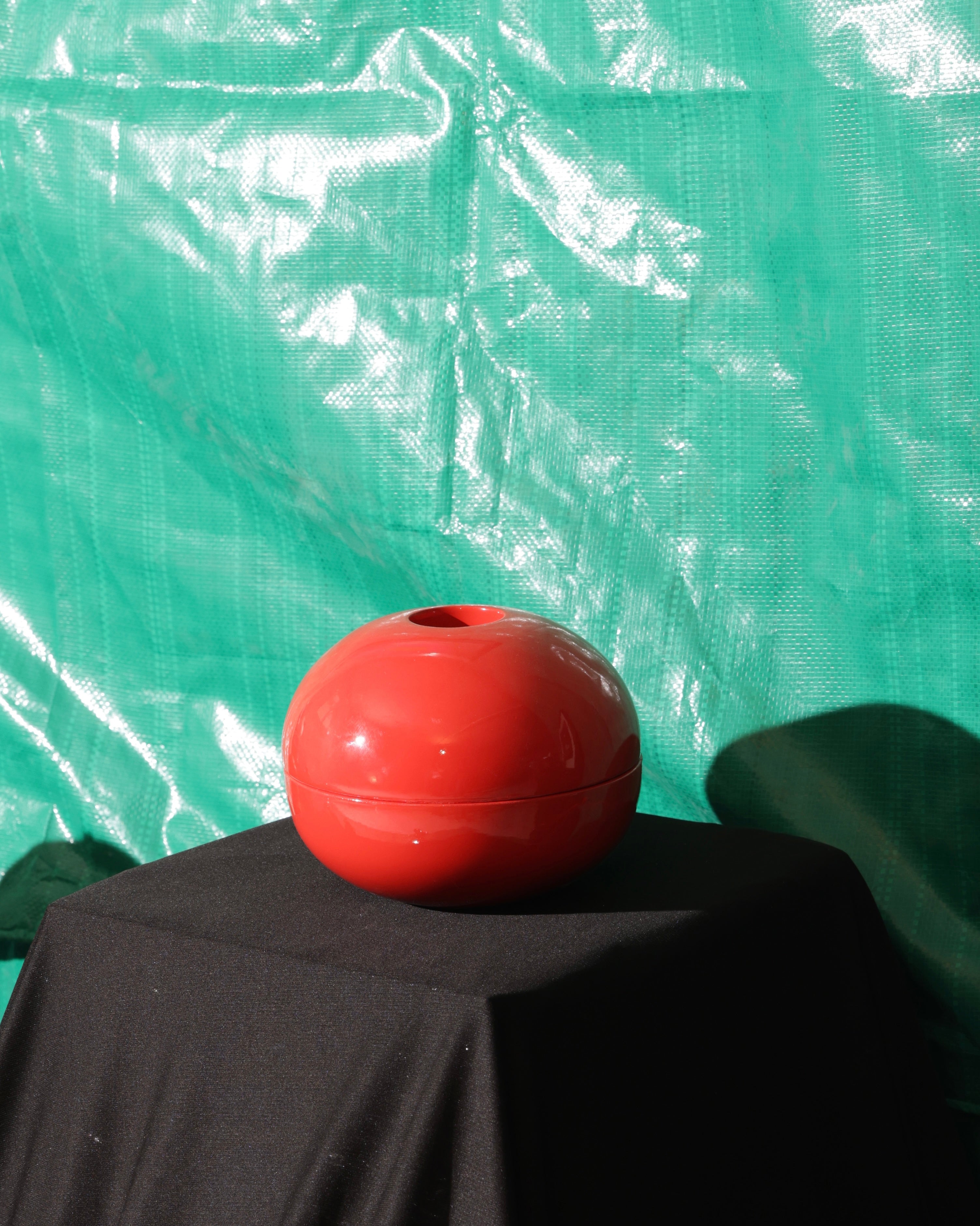 The Ovoid Keeper / red lacquer