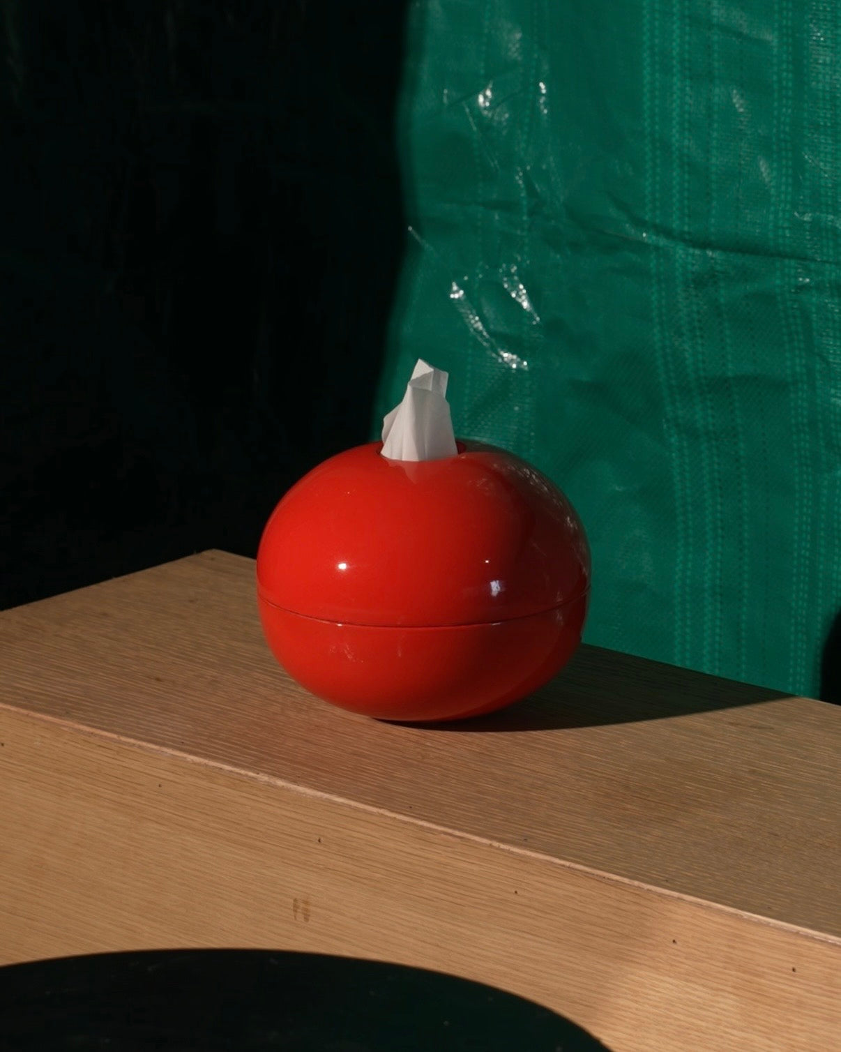 The Ovoid Keeper / red lacquer